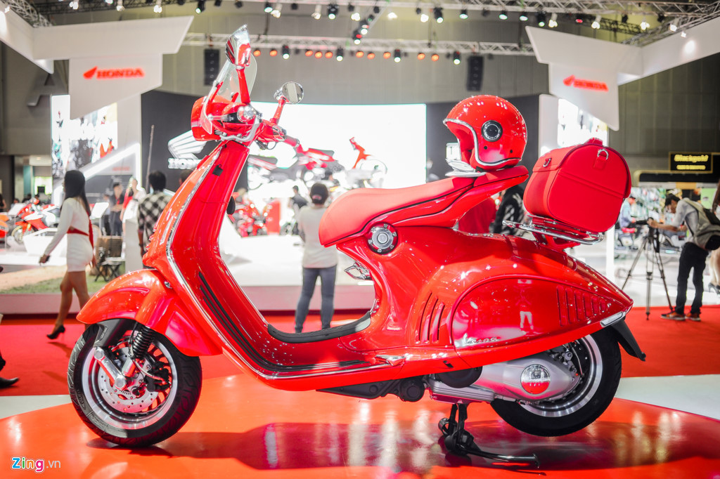 Vespa 946 RED là sản phẩm hợp tác giữa Piaggio và tổ chức từ thiện RED, phát triển từ siêu phẩm xe tay ga Vespa 946 tiêu chuẩn. Điểm độc đáo của chiếc xe đắt giá này nằm ở lớp sơn màu đỏ và những phụ kiện ton-sur-ton đi kèm. 