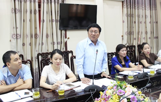 Ông Hồ Mậu Thanh - Ủy viên Ban Chấp hành Đảng bộ tỉnh, Giám đốc Sở Văn hóa và Thể thao giải trình một số nội dung mà đoàn giám sát quan tâm. Ảnh: Mai Hoa