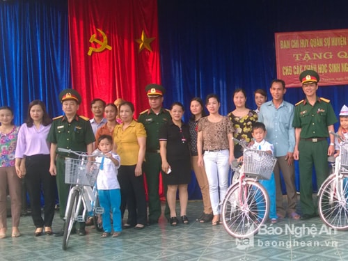 trao 3 chiếc xe đạp cho 3 cháu là con em đồng bào giáo dân, có hoàn cảnh đặc biệt khó khăn vươn lên học tập, 