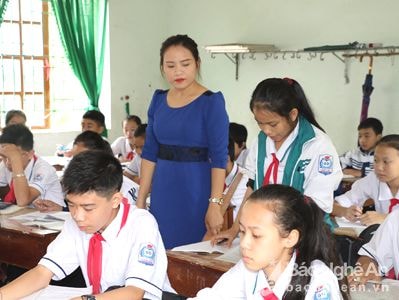 Giờ học của học sinh lớp 9 Trường THCS Trà Lân (Con Cuông). Ảnh: Mỹ Hà