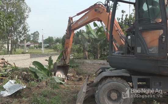 Để công tác giải tỏa nhanh gọn, Thị trấn đã huy động máy ủi để san lấp vỉa hè bị lấn chiếm, tạo cảnh quan thông thoáng. Ảnh: Hồng Sương