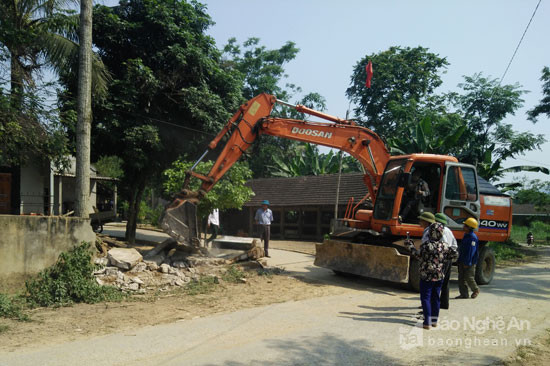 Gia đình ông Nguyễn Duy Mai thôn 10 xã Thọ Sơn đã tự đập phá 40m tường rào xây và nhiều cây cối có giá trị để mở rộng hành lang an toàn giao thông, trả lại đường thông hè thoáng. Ảnh: Thái Hiền