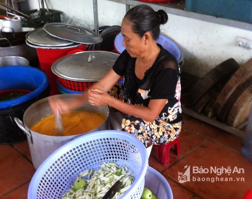 Người chế biến không có bảo hộ lao động đảm bảo vệ sinh.