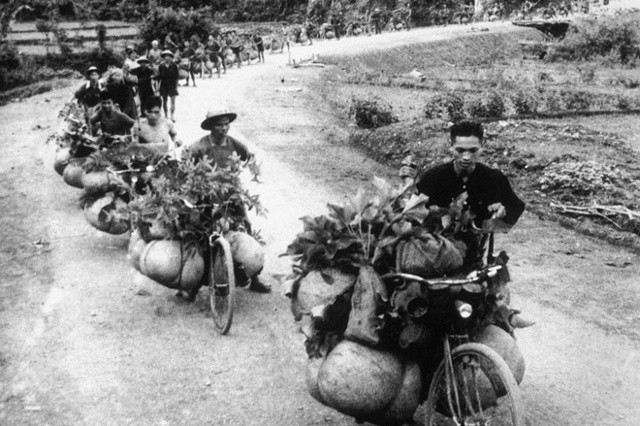 Trong chiến thắng Điện Biên Phủ “lừng lẫy năm châu, chấn động địa cầu” , không thể không nhắc tới sự đóng góp của những chàng trai, cô gái dân công hỏa tuyến với những chiếc xe đạp thồ chở hàng ngàn tấn lương thực vào chiến trường. Ảnh: Nguồn baodautu.vn
