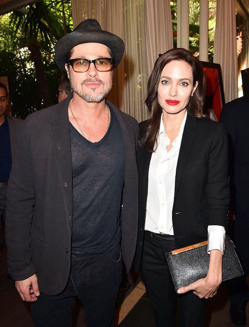 Thời gian qua, Brad Pitt liên tục gây sốc cho người hâm mộ khi xuất hiện với ngoại hình gầy rộc. Có nguồn tin cho rằng anh đang giảm cân để chuẩn bị nhận vai diễn mới. Một số nguồn khác khẳng định Brad Pitt bị ảnh hưởng bởi cuộc ly hôn ồn ào với Angelina Jolie. Trước đó, khi sánh vai Angelina Jolie trên thảm đỏ tháng 1/2015 (ảnh), Brad khoe thân hình vạm vỡ trong chiếc áo mỏng.