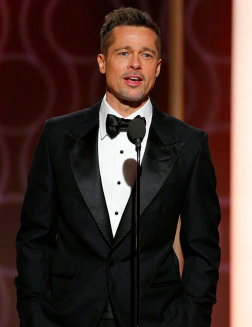 Hôm 8/1, Brad Pitt bất ngờ xuất hiện tại lễ trao giải Quả Cầu Vàng 2017 để giới thiệu về bộ phim Moonlight do anh sản xuất. Tài tử tiếp tục được nhận định gầy gò hơn trước. Anh không tham gia sự kiện thảm đỏ và tránh mặt báo giới sau đó.