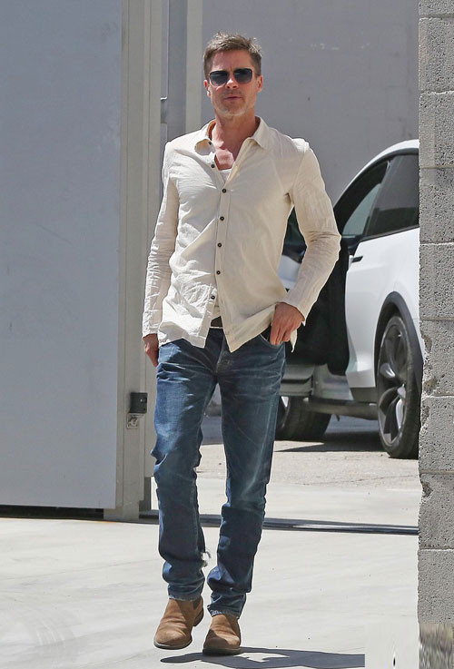 Brad Pitt mặc sơ mi màu kem, quần jeans khi đi dạo ở Los Angeles hồi giữa tháng 4.