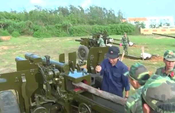 Trong chương trình truyền hình Quân khu 7 mới đây thông tin, đội sửa chữa cơ động thuộc Cục kỹ thuật vừa hoàn thành việc sửa chữa vũ khí, phương tiện cho các đơn vị pháo binh đóng trên huyện đảo Phú Quý, tỉnh Bình Thuận. Nguồn ảnh: Truyền hình Quân khu 7
