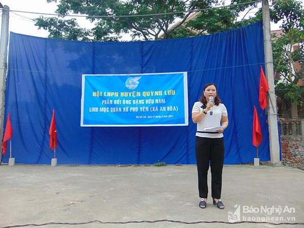 Bà Phạm Thị Hải Yến – Chủ tịch Hội LHPN Quỳnh Lưu thông qua Nghị quyết đề nghị Đảng và Nhà nước khởi tố Đặng Hữu Nam trước pháp luật. Ảnh: PV