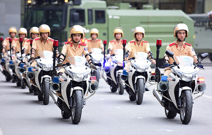 Tay lái nữ duy nhất trong đội hình 10 xe phân khối lớn này là tâm điểm chú ý của các học viên cảnh sát mỗi buổi hợp luyện ở sân trường.