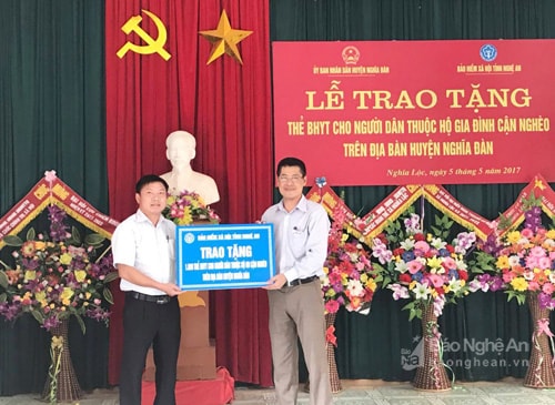 Đồng chí Giang trao 1.600 thẻ BHYT cho huyện Nghĩa Đàn. Ảnh: Minh Thái