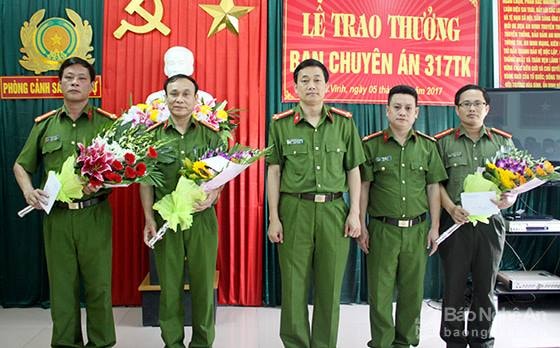 Lãnh đạo Công an tỉnh tặng hoa chúc mừng Ban chuyên án. Ảnh: Anh Tuấn