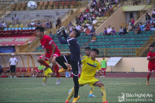 Một pha cản bóng trên không của thủ môn Nguyễn Văn Bá. Ảnh: Trung Kiên
