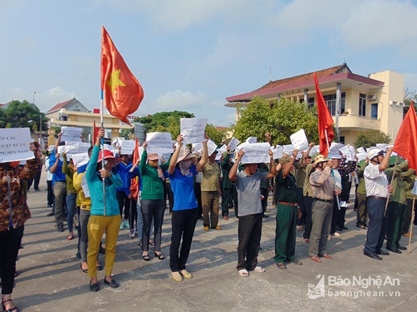 Đông đảo lực lượng thanh niên, cựu chiến binh, phụ nữ, nông dân… xã Quỳnh Hồng lên tiếng phản đối linh mục Đặng Hữu Nam. Ảnh: PV