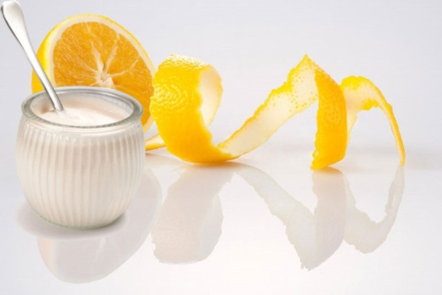 Vỏ cam và sữa chua. Với công thức này, bạn có thể tận dụng vỏ cam, rửa sạch, phơi khô, nghiền nhỏ vỏ cam rồi trộn đều với sữa chua. Vitamin C có trong vỏ cam kết hợp với sữa lên men sẽ giúp vùng da dưới cánh tay bớt thâm sạm.