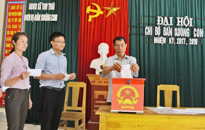 Bỏ phiếu bầu Bí thư Chi bộ nhiệm kỳ mới tại bản Xoóng Con, xã Tam Thái (Tương Dương). Ảnh: Thu Giang