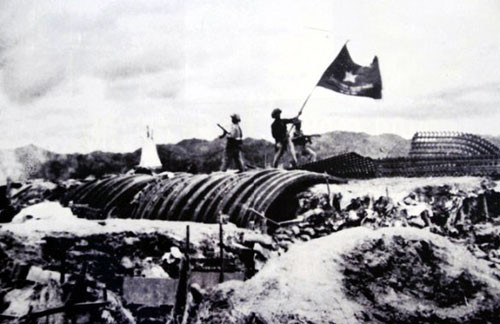 17h30 ngày 7-5-1954, lá cờ “Quyết chiến quyết thắng” của Quân đội nhân dân Việt Nam tung bay trên nóc hầm của Tướng De Castries.