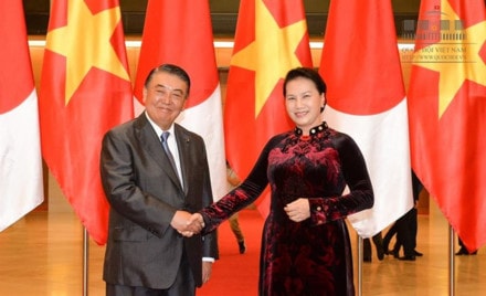 Chủ tịch Quốc hội Nguyễn Thị Kim Ngân đón Chủ tịch Hạ viện Nhật Bản Oshima Tadamori. (Ảnh: quochoi.vn)