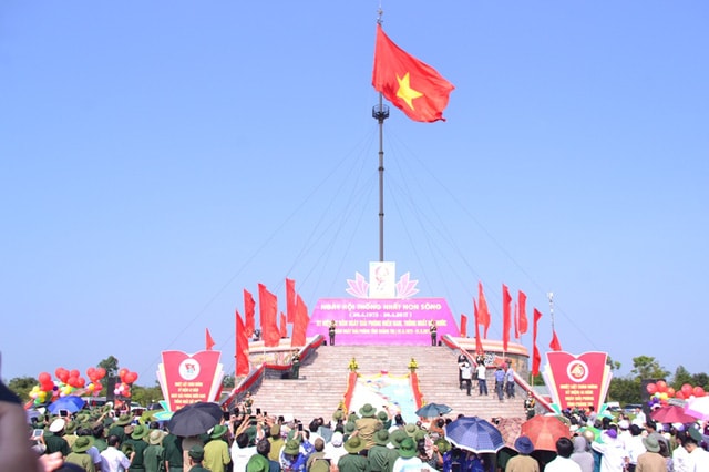 Lễ thượng cờ tại kỳ đài Hiền Lương.