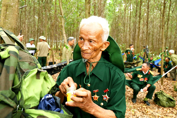 CCB Nguyễn Hữu Nghị 88 tuổi tham gia hành hương. Ảnh: Trần Cảnh Yên
