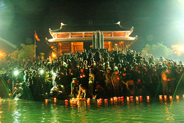 Đêm thả hoa đăng trên sông Thạch Hãn. Ảnh: Trần Cảnh Yên