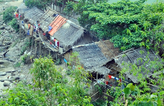 Dãy lán trọ của học sinh bản Chà Coong lọt thỏm giữa khu ký túc xá Trường PTDTBT – THCS Hữu Khuông. Ảnh: Hữu Vi