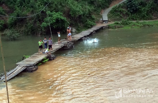 Tại điểm giao nhau giữa 2 con suối, nhiều trẻ em vẫn vô tư nhảy suối tắm mát. Thiết nghĩ, việc lấy củi, xúc cá khi lũ về là việc làm nguy hiểm. Vì vậy các cơ quan chức năng cần có biện pháp tuyên truyền, cảnh báo người dân để tránh xảy ra hậu quả đáng tiếc. Ảnh: Đào Thọ