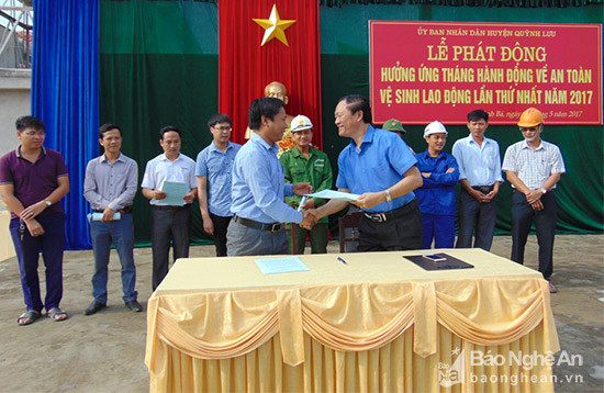 Đại diện các doanh nghiệp và UBND huyện Quỳnh Lưu ký cam kết về đảm bảo an toàn lao động, phòng chống cháy nổ. Ảnh Thanh Toàn