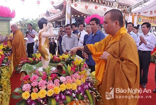 Tién hành nghi lễ (mộc dục) tắm phật truyền thống. Ảnh: Hữu Tình. 