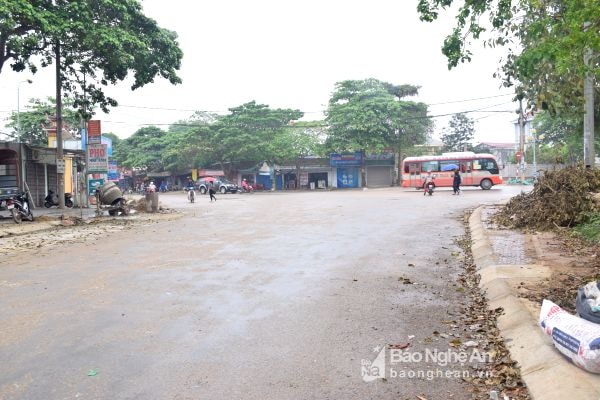 Ngã tư UBND huyện Tân Kỳ  chưa có đèn tín hiệu an toàn giao thông, đã xẩy ra nhiều vụ ai nạn giao thông.