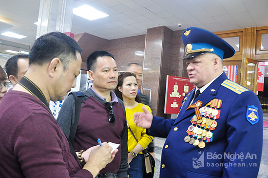 Phóng viên Báo Nghệ An trò chuyện với Đại tá D. Anatoly tại Bảo tàng Chiến tranh ở thủ đô Moscow (Nga).