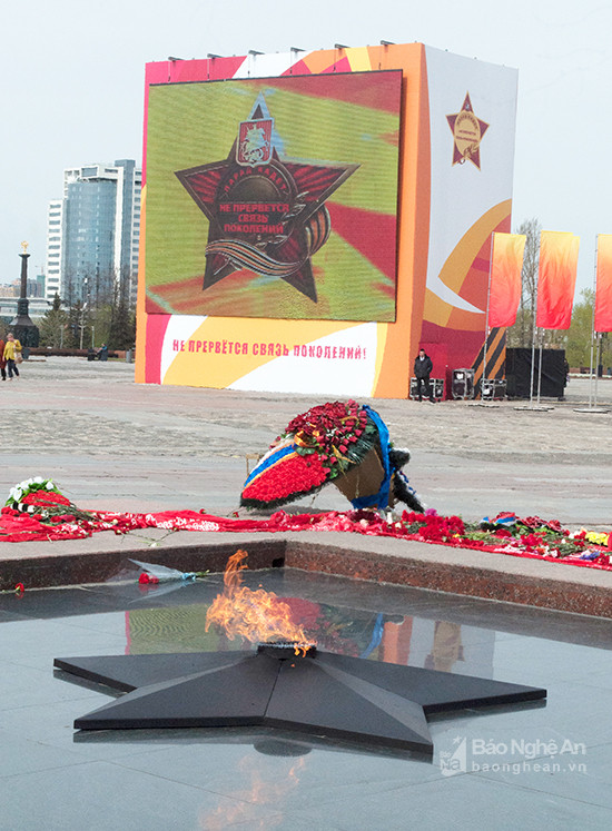 Ngọn lửa vĩnh cửu ở Công viên Chiến thắng Moscow