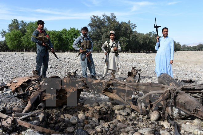 Lực lượng an ninh Afghanistan điều tra tại hiện trường vụ đánh bom liều chết ở tỉnh Nangarhar. (Nguồn: EPA/TTXVN)