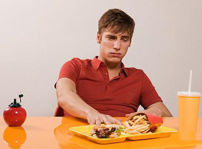 Chán ăn: Những người bị thiếu canxi thường buồn nôn và chán ăn. Cảm giác no không muốn ăn không nên bị coi nhẹ vì nó có thể là triệu chứng tiềm ẩn của bệnh.