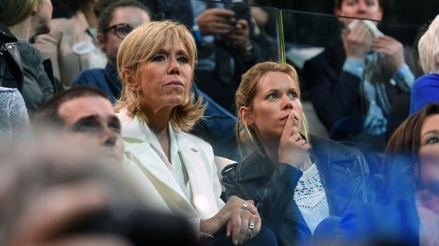 Bà Brigitte Trogneux và con gái Tiphaine Auziere tham dự buổi vận động tranh cử ở Bercy Arena, Paris hôm 14/4/2017