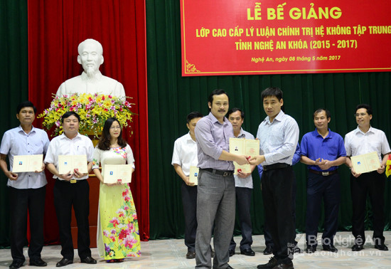 TS. Đậu Tuấn Nam- Phó Giám đốc Học viện Chính trị Khu vực I trao bằng cho các học viên.