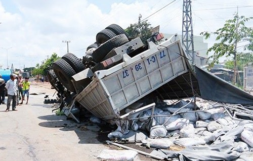 Xe tải lao vào đường một chiều tông trực diện xe tải. Ảnh: Kh.Uyên