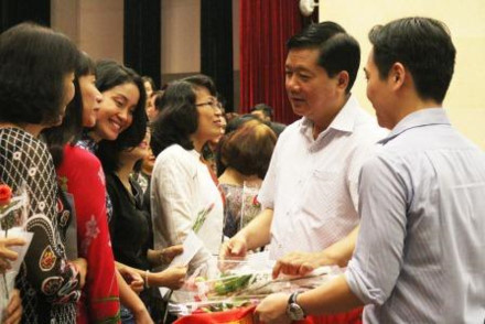 Đồng chí Đinh La Thăng tặng hoa chị em phụ nữ huyện Cần Giờ ngày 8/3 khi đi làm việc ở cơ sở.
