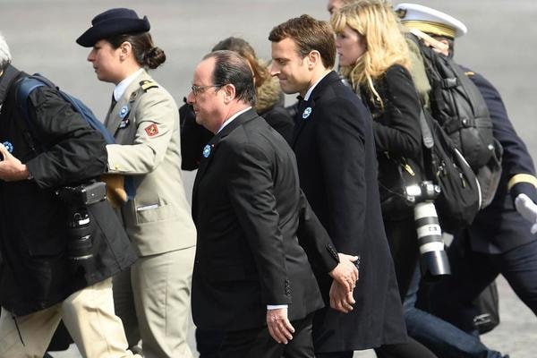 Tổng thống Francois Hollande và tân Tổng thống Emmanuel Macron bước tới tượng đài mộ liệt sĩ vô danh. Ảnh: AFP