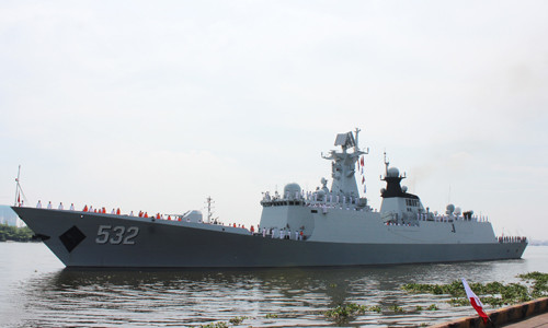 Tàu Hộ vệ tên lửa 532/Jing Zhou của Hải quân Trung Quốc đang được lai dắt cập cảng quốc tế Thành phố Hồ Chí. Ảnh: TTXVN.