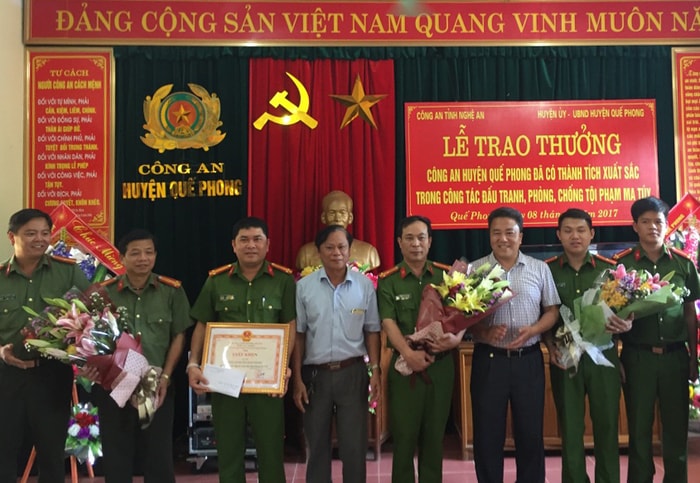 Lãnh đạo huyện uỷ, UBND huyện Quế Phong trao thưởng cho Ban chuyên án 517C. Ảnh: Thúy Hằng