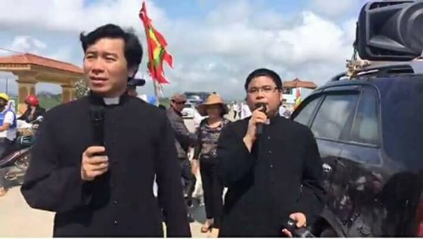 Hai linh mục cực đoan Đặng Hữu Nam và Nguyễn Đình Thục đang khiến cộng đoàn chia rẽ.