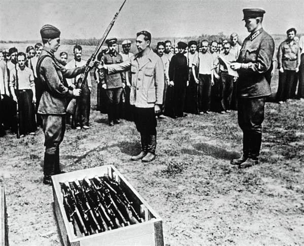 Hồng quân trao vũ khí cho dân quân Moskva. (Nguồn: Sputniknews)