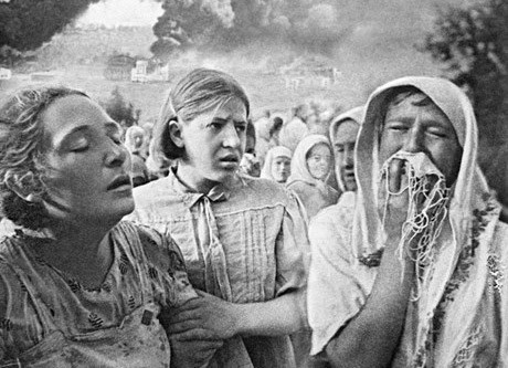 Các nữ công dân nghẹn ngào tiễn người thân ra trận ở quận Grushki, Kiev, Ukraine hôm 23/6/1941.