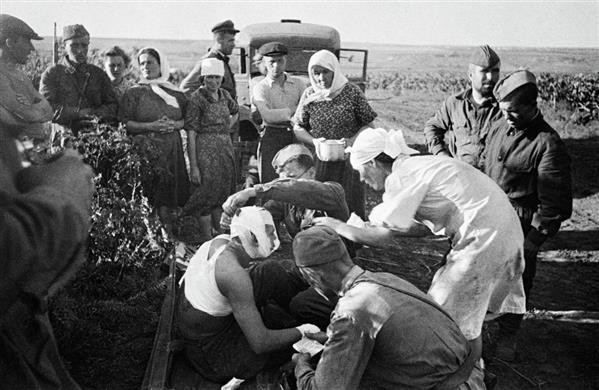 Các y tá giúp các quân sỹ bị thương sau vụ ném bom của Đức quốc xã gần Chisinau