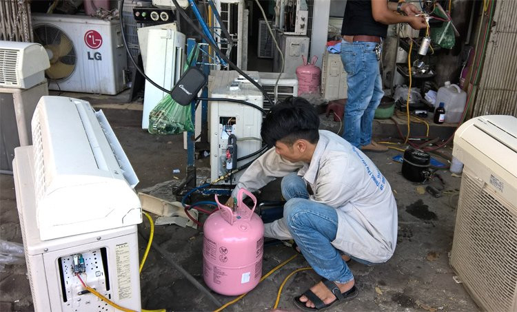 Nhiều khi chưa hết gas nhưng thợ điều hòa cho rằng đã hết cần phải bơm đầy (ảnh minh họa)