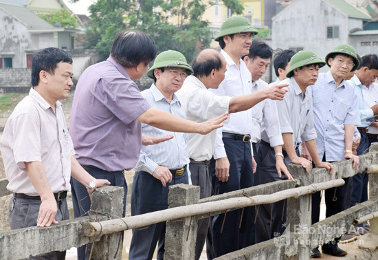 Đoànb công tác của UBND tỉnh do đồng chí Đinh Viết Hồng chủ trì, trực tiếp kiểm tra công trình cống Diễn Thành. Ảnh: Xuân Hoàng