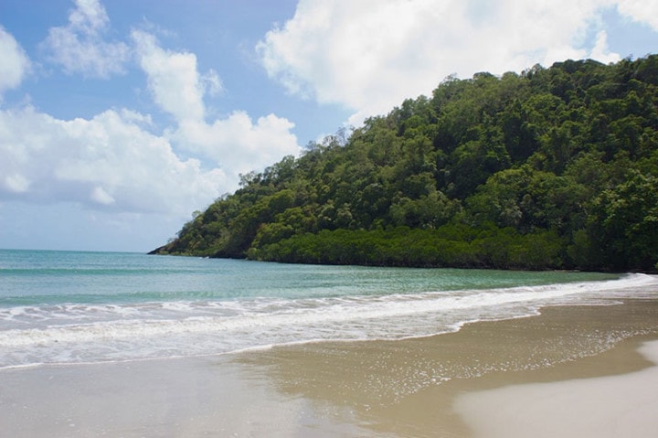 Bãi biển Cape Tribulation, Queensland, Úc So với những nơi khác ở Úc, ở đây có rất nhiều sinh vật nguy hiểm. Nơi này có những con đà điểu hung dữ, rắn độc, nhện, và sứa. Và có thêm nhiều thứ khác xuất hiện trong mùa mưa kéo dài từ tháng Mười đến tháng Sáu (Ảnh: Jenny/flickr.com).