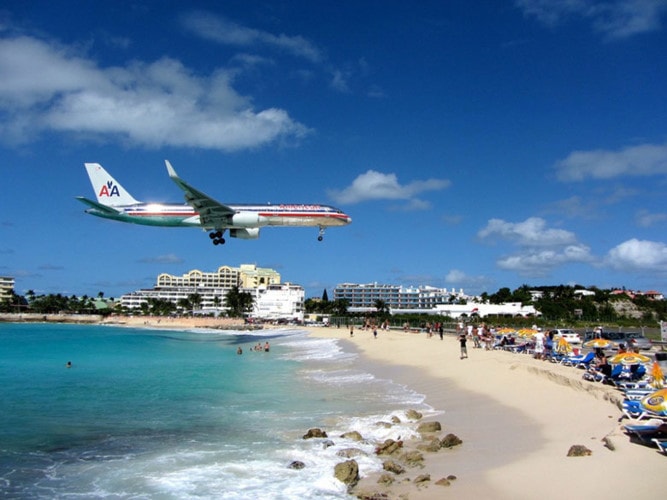 Bãi biển Maho, Đảo Saint-Martin Maho là một nơi rất phổ biến với các nhiếp ảnh gia và những người tìm kiếm cảm giác phấn khích bởi vì sân bay chỉ cách bãi biển vài mét. Chỉ có một con đường hẹp và hàng rào chia tách chúng! Rất nhiều dấu hiệu cảnh báo cấm gần đường băng. (Ảnh: Richie Diesterheft/flickr.com).