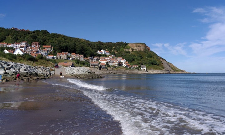 Staithes, Yorkshire, Vương quốc Anh Làng chài đáng yêu này thu hút nhiều khách du lịch và người lướt sóng từ khắp nơi trên thế giới. Nhưng bất chấp vẻ đẹp của nó, Staithes là một trong những bãi biển tồi tệ nhất ở châu Âu. Nước bị nhiễm bẩn bởi nước thải thậm chí không đạt tiêu chuẩn an toàn tối thiểu (Ảnh: Matt Buck/flickr.com).
